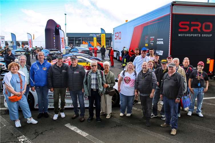 Die Gäste und Ticketgewinner des AC Mayen zusammen mit Michael Kaliszan dem Organisationsleiter der Veranstaltung (3.v.l.).  Foto: Roland Schäfges
