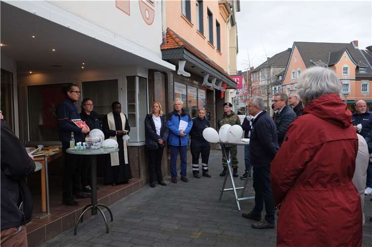 Die Gäste versammeln sich im Rahmen der offiziellen Eröffnung vor dem neuen Fluthilfebüro in der Hauptstraße 52. Foto: Malteser