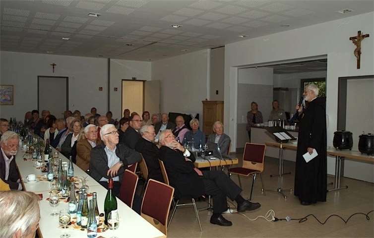 Die Gäste versammelten sich im herbstlich geschmückten Pfarrheim in Kobern.Foto: privat