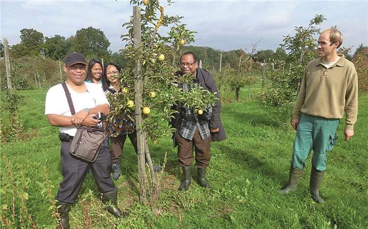 Die Gäste von den Philippinen genossen bei spätsommerlichen Temperaturen einen Obstgarten. Privat