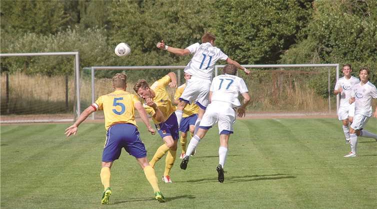 Die Gäste von der Mosel wehrten sich heftig gegen die Niederlage, aber letztlich blieben die Punkte im Rhodius Stadion. RÜ