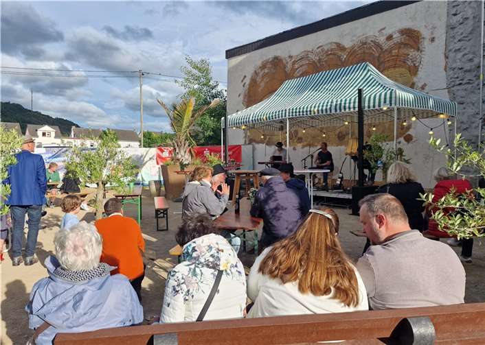 Die Gäste vor der Bühne am Willy-Brandt-Platz genossen Musik und Abendsonne