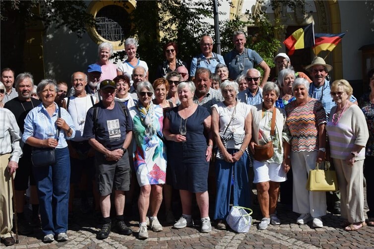Die Gäste vor der St.-Laurentius-Kirche in Ahrweiler