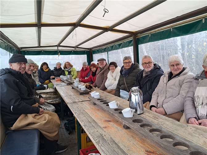 Die Gäste während der Planwagenfahrt durch die Pellenzlandschaft. Fotos: Klaus Jahnz