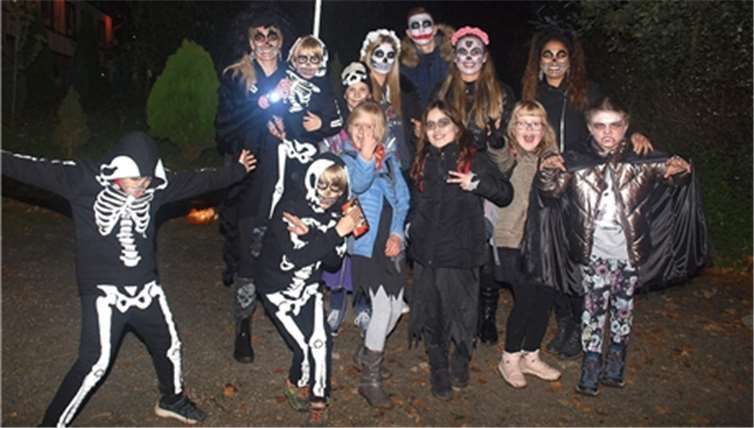 Die Gäste waren toll verkleidet und stellten ein schauriges Bild dar. Fotos: Udo Stanzlawski