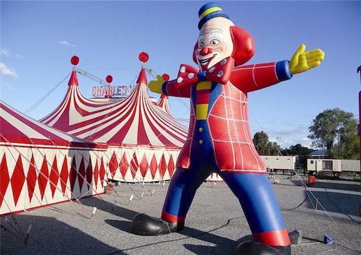 Die Gäste werden noch vor dem Zelt von einem überlebensgroßen Clown begrüßt.privat