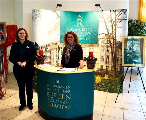 Die Gäste wurden im Foyer von freundlichen Mitarbeiterinnen empfangen. Fotos: KG