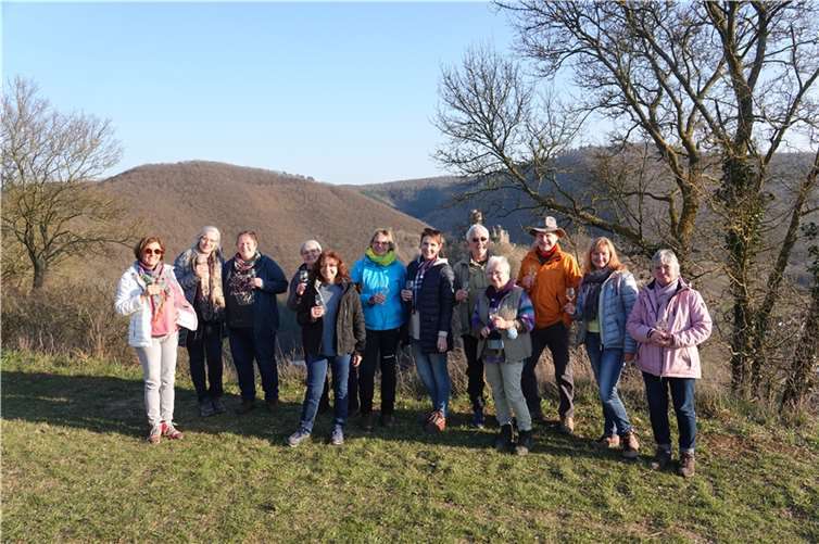 Die Gästeführer sind mit einer Weinwanderung in die Saison gestartet.  Foto: privat