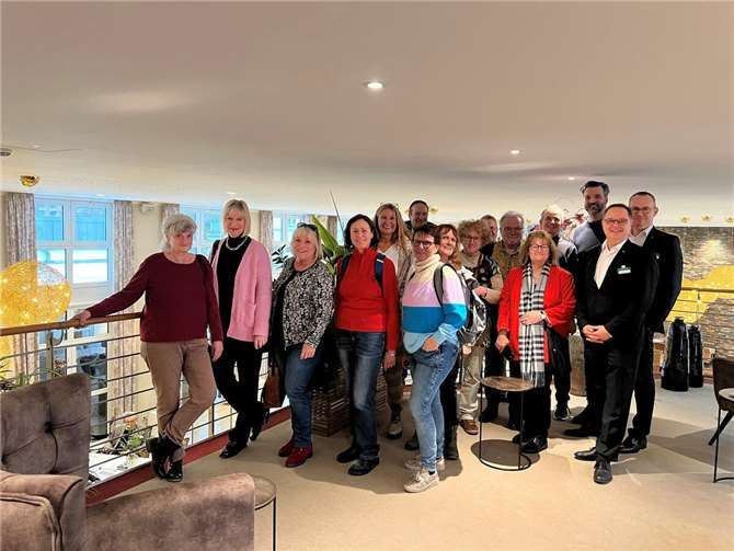 Die Gästeführer zu Gast in der Villa Sibilla, begleitet von Oliver Piel (1. v. rechts) und Achim Kohlenberg (2. V. rechts).  Foto: Foto: Armin Küpper