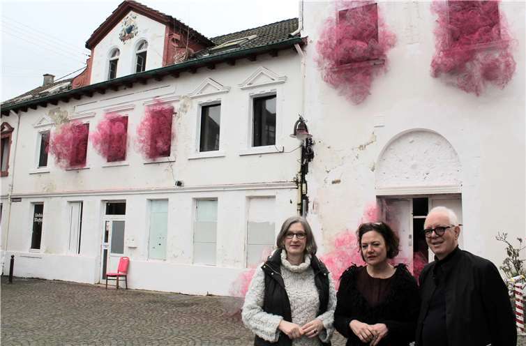 Die Galeristin Henrietta Weithorn und der Kunsthistoriker Rolf Sachsse flankierten die Künstlerin Martine Seibert-Raken vor der Löwenburg. DL