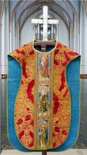 Die Gangolf-Kasel mit den Wappen der Eheleute Klas von Zissen und Gertrud Mangelmann. Diese mittelalterliche Kasel ist der älteste bekannte „Zeitzeuge“ eines Zisseners.  Foto: Walter Müller