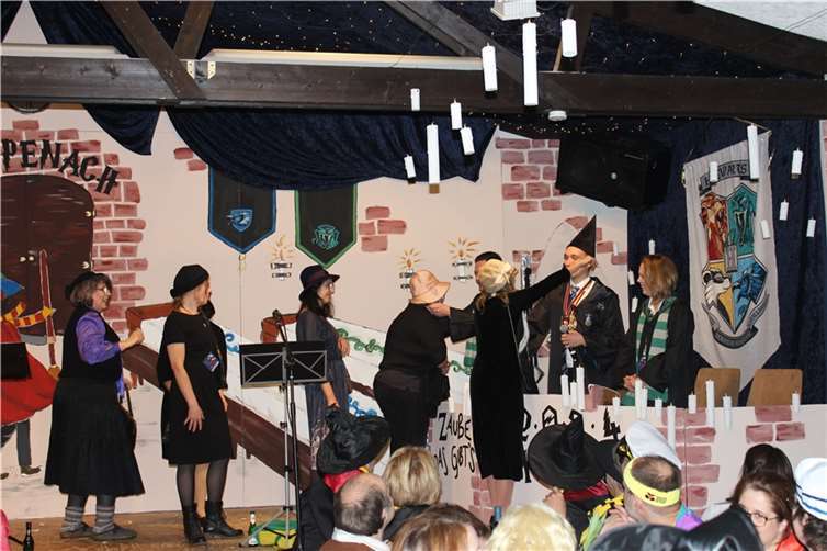 Die Gappenacher Trauerschnallen holen ihre Orden und „Bussis“ im neuen Fünferrat ab.