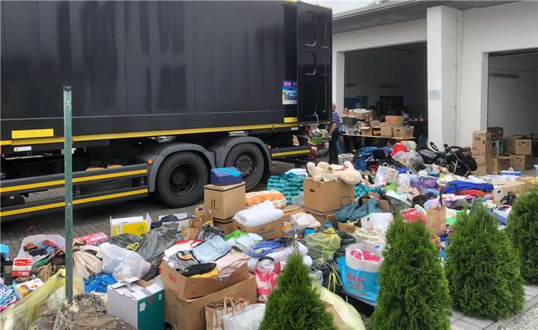 Die Garagen im „Wasserwerk“, dem Standort der Schnelleinsatzgruppe Verpflegung, wo sonst der LKW, der Mannschaftstransportwagen und die Feldküche des DRK-Ortsvereins untergebracht sind, waren voll mit Kartons und Säcken. Foto: DRK Rhens