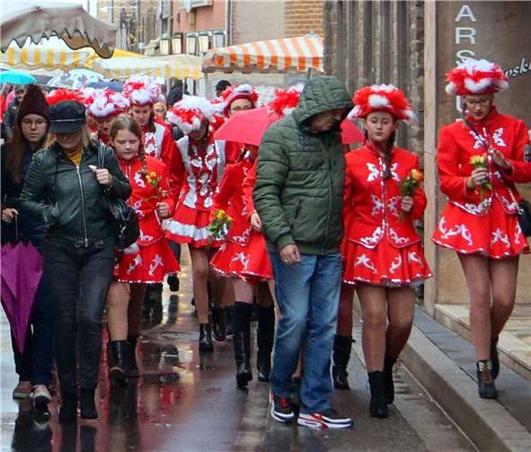 Die Garde des „Spokus“ zog trotz schlechtem Wetter bis in den Abend als bunte Farbtupfer über den Katharinenmarkt in Treis.