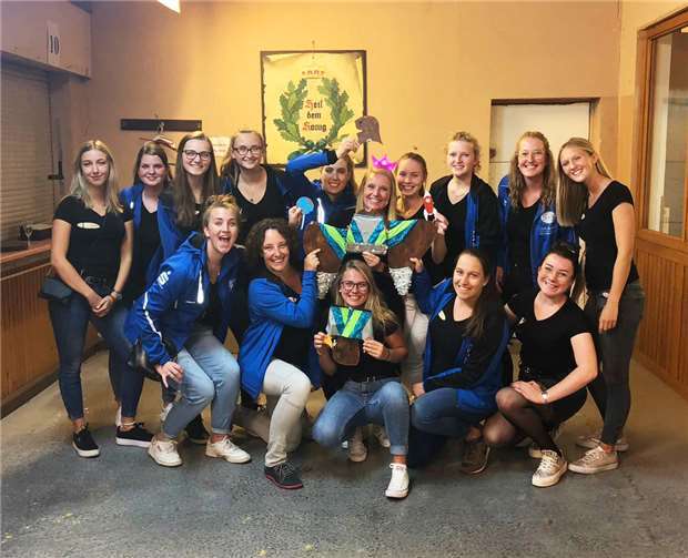 Die Garde- und Showtanzgruppe Blue Velvet mit der neuen Königin.