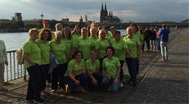 Die Gardefrauen posierten in ihren neuen T-Shirts in Köln am Rhein. privat