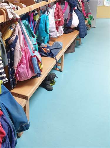 Die Garderobe der Kita.