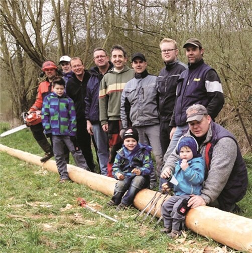 Die Gardisten mit Freunden und Nachwuchs nach dem Schälen des 23 Meter langen Maibaums.privat
