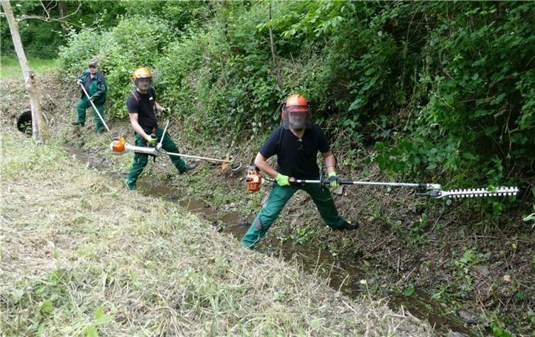 Die Garten- und Landschaftsbauer der Caritas leisten eine wertvolle Arbeit, um akute Hochwasserschäden zu beseitigen und Gefährdungspotentiale zu verringern.
