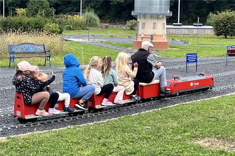 Die Gartenbahn drehte ebenfalls zahlreiche Runden und war nicht nur bei den Kindern sehr beliebt. Fotos: Elterninitiative krebskranker Kinder Koblenz e. V.
