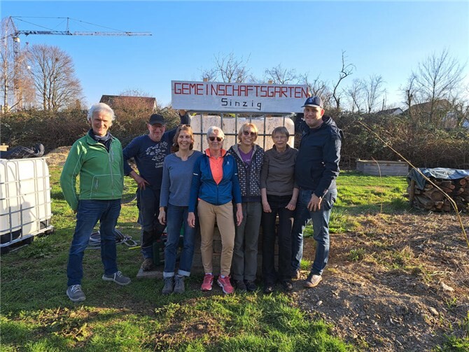 Die Gartenfreunde bedankten sich bei Guido Henseler vom Spenden Shuttle e.V. (r.)  Foto: Stadtverwaltung Sinzig