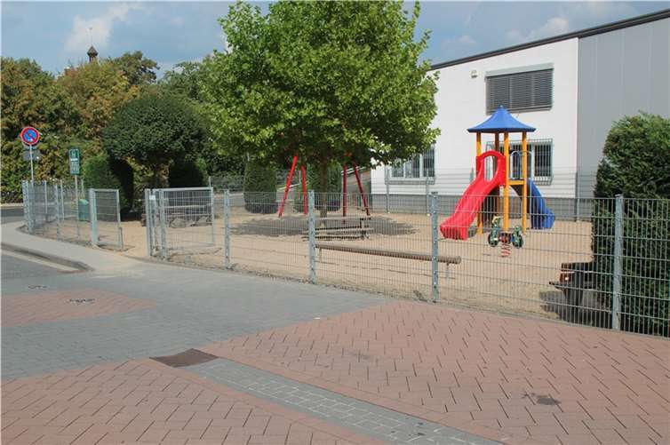 Die Gartenstraße wird verkehrsberuhigte Zone, wegen der gemeinsamen Fläche für Fußgänger und Verkehr und aus Rücksicht auf den Kindergarten.