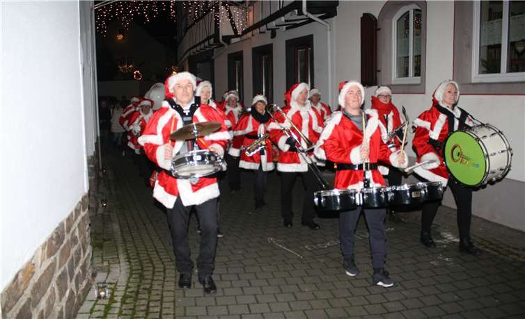 Die Gassen des Weindorfes hatten sich in ein Lichtermeer verwandelt,und ein kurzweiliges Musikprogramm unterhielt die zahlreichen Besucher.