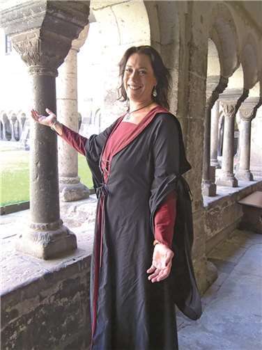 Die Gastführerin lädt ein zu einer Führung durch die Burg Are. privat