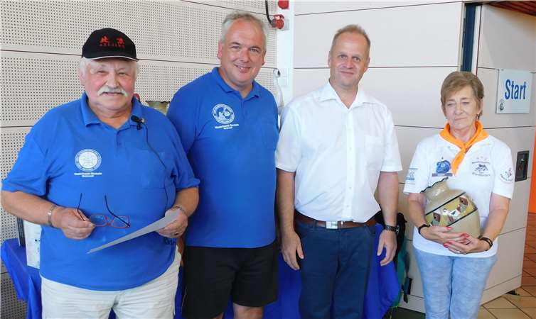 Die Gastgebenden Wanderfreunde (v.l.) E.W. Diel, K. Neumann, der Erste Beigeordneteder Ortsgemeinde U. Buhr und die Vorsitzende des WV Dietkirchen mit dem Siegerkrug.