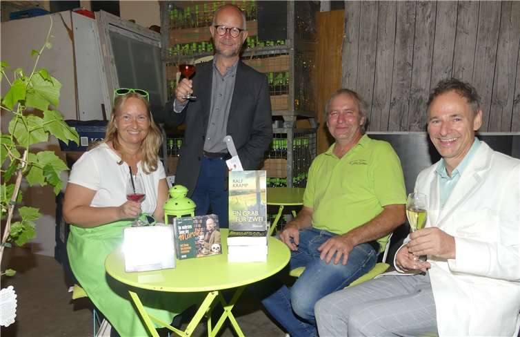 Die Gastgeber Annica und Peter Göbel hießen den beliebten Autor zu seinem Auftritt willkommen.