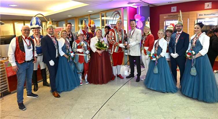 Die Gastgeber Christoph Weitzel, Alexander Müller und Herbert Hürter begrüßten das Andernacher Tollitätenpaar nebst Gefolge in der Kundenhalle der Kreissparkasse Mayen am Johannesplatz zum traditionellen rinzenempfang. Foto: KSK Mayen/ Ralph Künzel