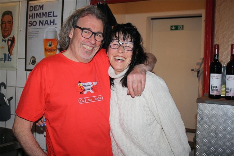 Die Gastgeber Jutta und Jürgen Berens freuten sich mit den bekennenden Eric-Clapton-Fans über einen tollen Musikabend.