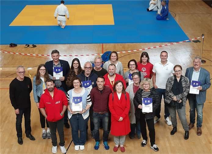 Die Gastgeber, Teams der verschiedenen Special Olympics Organisationen und die beiden Athleten-Sprecher auf dem Austragungsfeld der Judo-Wettkämpfe.  Foto: SORLP