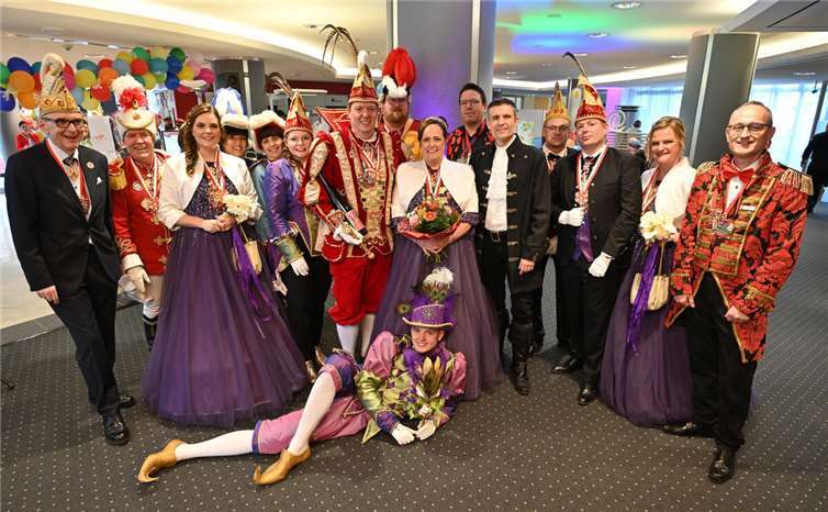 Die Gastgeber Udo Lohner (r.), Alexander Müller (6.v.r.), Marco Pung (5. v.r.) und Herbert Hürter (nicht auf dem Bild) begrüßten das Andernacher Tollitätenpaar Prinz Daniel I. und Prinzessin Tina I. nebst Gefolge im Beisein der Andernacher Stadtspitze vertreten durch Bürgermeister Claus Peitz in der Kundenhalle der Kreissparkasse Mayen am Johannesplatz zum traditionellen Prinzenempfang. Foto: KSK Mayen/ Ralph Künzel