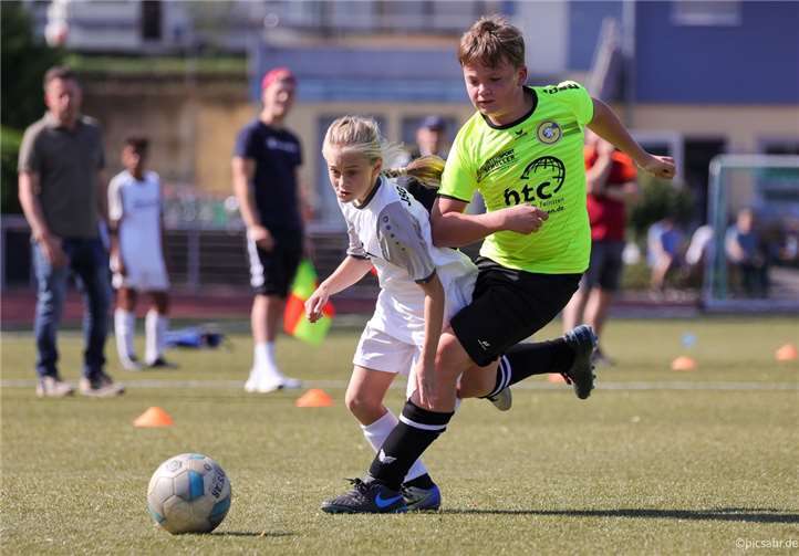 Die Gastgeber gingen engagiert in die Partie und erspielten sich vom Anpfiff weg eine spielerische Überlegenheit. Foto: Tobias Jenatschek