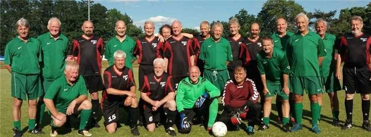 Die Gastgeber im grünen Trikot; die Ü60 Ahr spielte mit Noor Shadmann, Ernst Effertz, Michael Wilke, Jörg Strunk, Josef Menzen, Peter Steinfeld, Richard Fuchs, Uli Brenner, Rainer Kurth, Dietmar Kautzenbach, Rudi Heinrichs. Torschützen: Reiner Kurth und Uli Brenner. Foto: privat