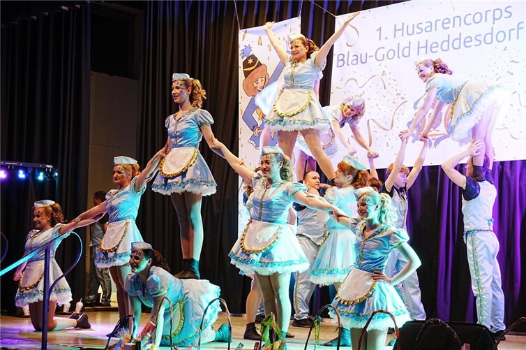 Die Gastgeber luden zum "Husaren Diner" ein und servierten einen rasant-schwungvollen Showtanz.Fotos: FF