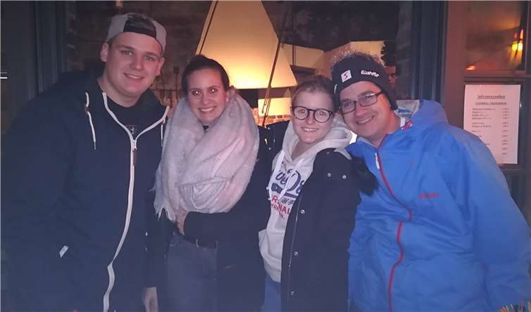 Die Gastgeber stellten sich für ein gemeinsames Gruppenbild auf. privat