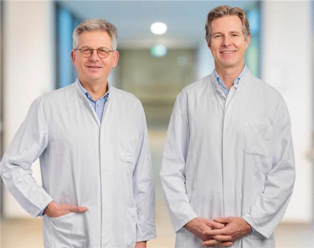 Die Gastgeber (v.l.): Prof. Jörg Heller (Chefarzt für Innere Medizin und Gastroenterologie) und Prof. Klaus Prenzel (Chefarzt für Allgemein- und Viszeralchirurgie).  Foto: Joachim Gies | Marienhaus