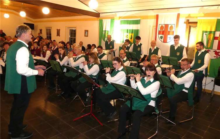 Die Gastgeber vom Schützencorps Brachtendorf eröffneten heuer das alljährliche Konzert der Spielmannszüge aus der VG Kaisersesch. Fotos: TE