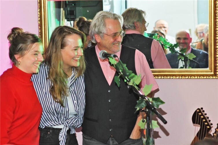 Sophie Chassée hinterließ ihre Visitenkarte in Lucis Kuchenhaus Die Gastgeberin Lucia Kranz (links) und Gernot Kallweit, (rechts), Promotor von Sophie Chassée, freuten sich über den großen Erfolg des Konzertes von Sophie Chassée.Foto: privat