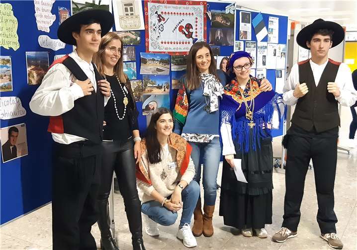 Die Gastschüler in traditioneller Tracht bei derPräsentation der Geschichte ihres Landes zum Projektthema „Thermalbäder“. Foto: privat