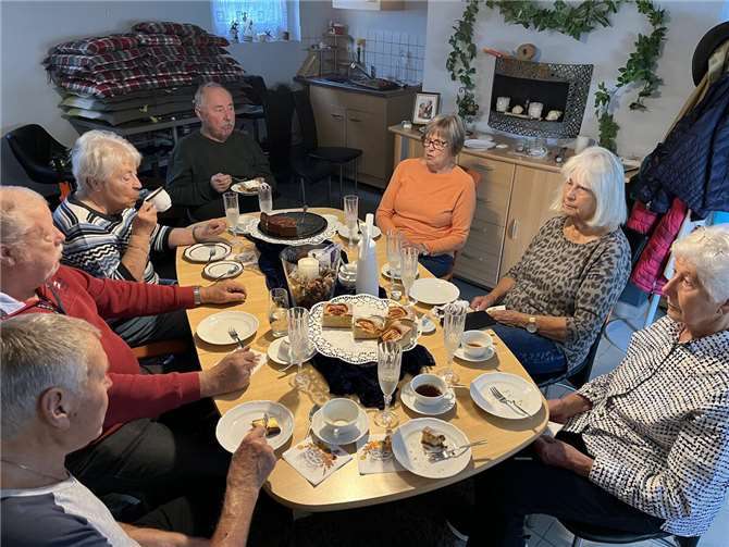 Die Gattin Wulf hatte Käsekuchen und Apfelstreusel gebacken und für alle war eingedeckt. Foto: privat