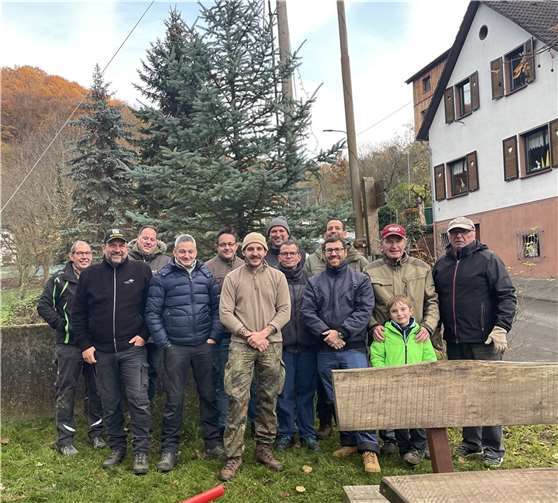 Die Gaulentaler Männer vor dem Weihnachtsbaum. Foto: privat