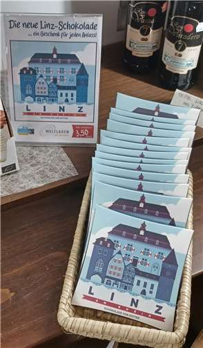 Die Gebäudekomposition auf der Banderole der neuen Linz-Schokolade ist ein Entwurf der Leubsdorfer Künstlerin Shalika Hanum, die inzwischen in Frankfurt/Main wohnt und arbeitet.  Foto: Weltladen Linz