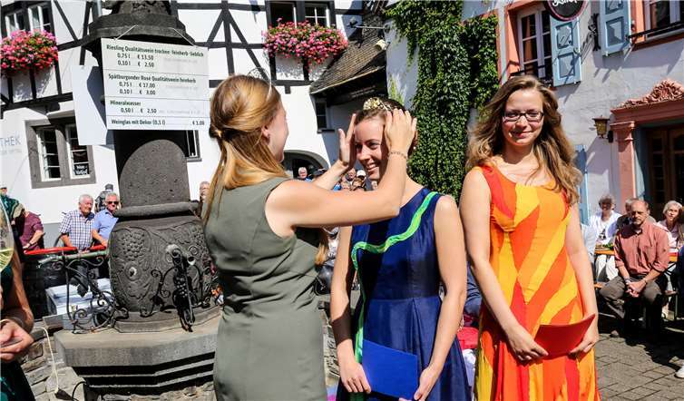 Die Gebietsweinkönigin Alina Scholtes krönteWeinkönigin Julia Richter und Weinhex Jacqueline Krause.