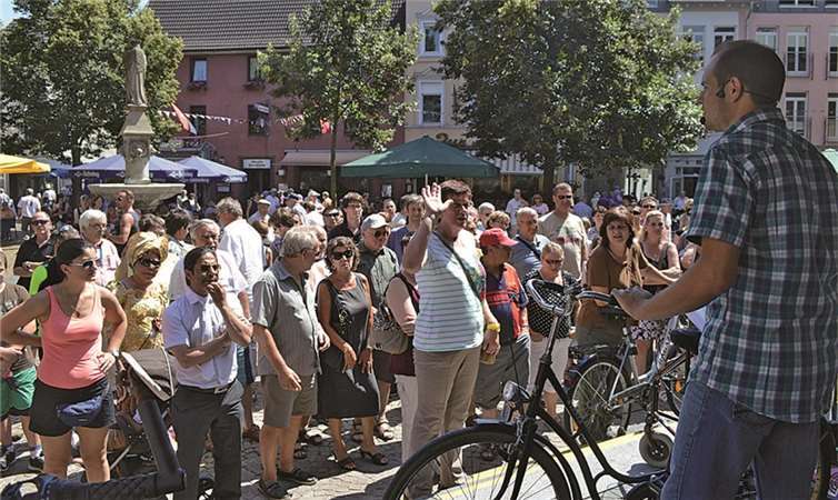 Die Gebote überschlugen sich geradezu, als Auktionator Marc Göttlicher die zahlreichen herrenlosen Fahrräder aus dem städtischen Fundus anbot. AB