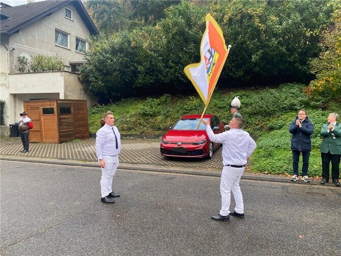 Die Gebrüder Tim und Julian Wollny überzeugten als Fahnenschwenker.
