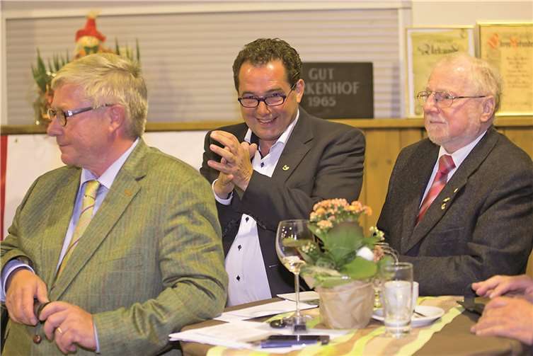 Die Geburtstagskinder Charles Peters und Helmut Ewenz. Daneben der Moderator des Abends Klaus Blässing (v.r.).