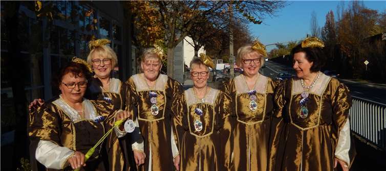 Die Geburtstagskinder: (v.li.) Münire Beu, Babette Herzog, Angelika Weiß, Regina Kluge, Dorothee Beu-Rudat Uschi Ippendorf.RU